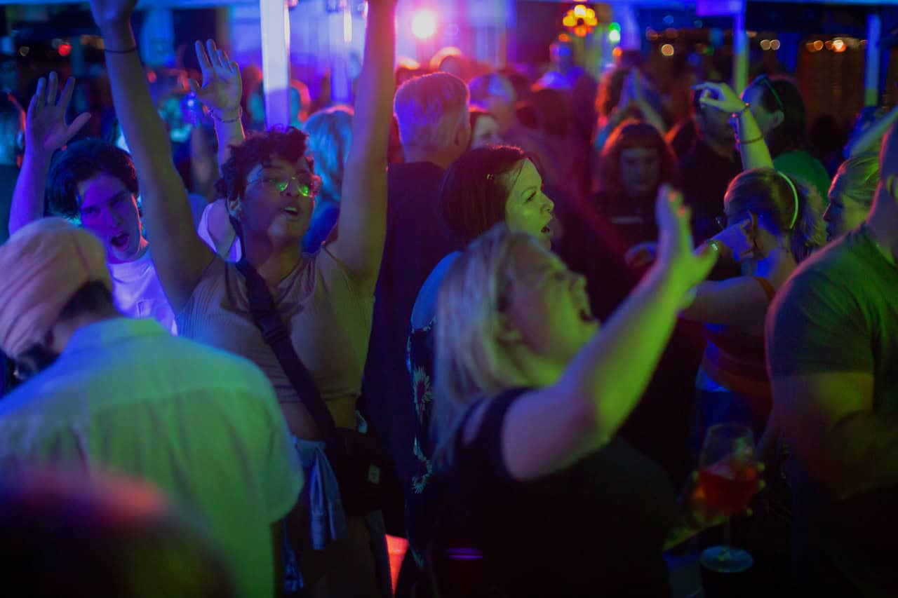 80s & 90s Boat Cruise Dance Party Toronto – Disc Jockeys Unlimited & DJ Ivan Guests dancing and singing along at an 80s & 90s boat cruise dance party hosted by Disc Jockeys Unlimited